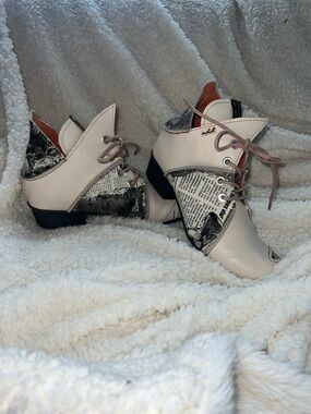 Women's TMA Eyes original Princess Newspaper-Print Lace-Up Ankle Shoes size 7.5